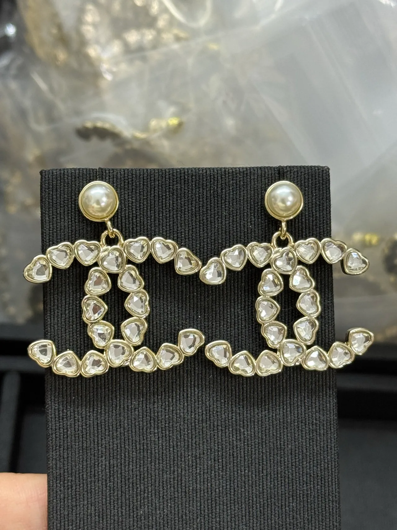 Chanel Brincos dourados brancos em forma de coração com cristal pavé pérola no topo 7
