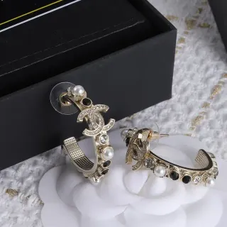 Chanel brincos de metal branco com pérolas e cristais dourados