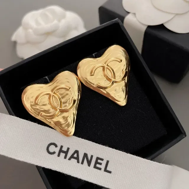 Chanel Heart CC গোল্ড-টোন কানের দুল 9