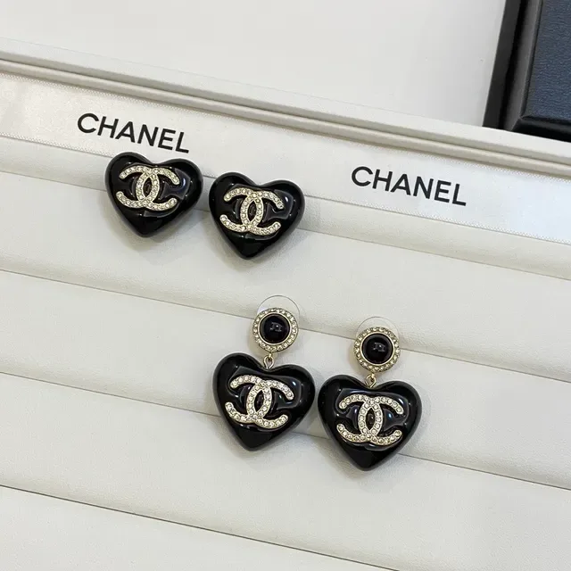 Collier Chanel Cœur Noir Résine Cristal CC Logo 6