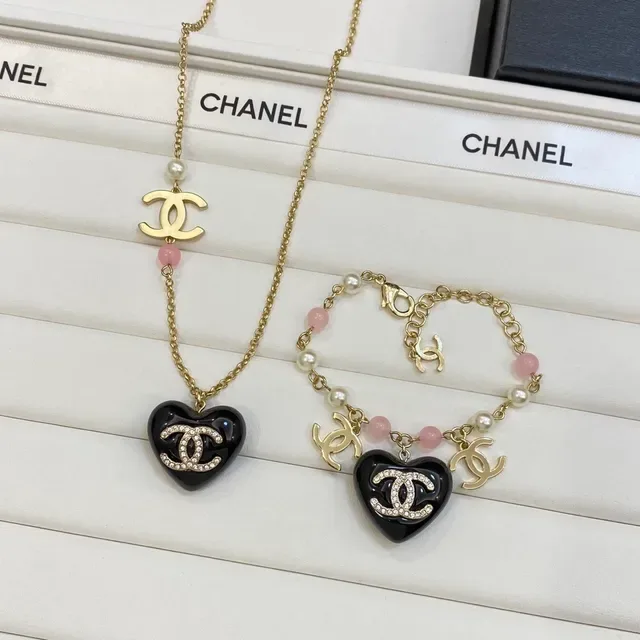 Collier Chanel Cœur Noir Résine Cristal CC Logo 7