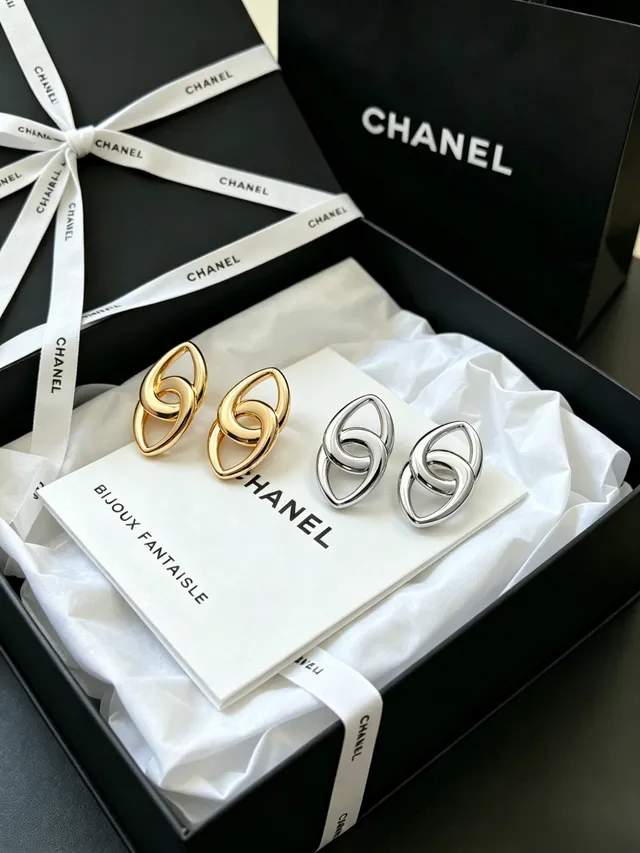 Chanel Interlocking Oval Link Gold-Tone Stud Earrings 5