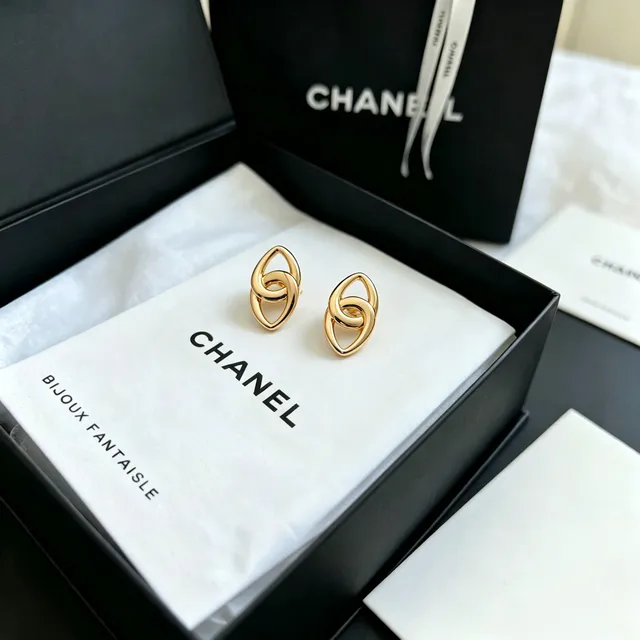 Chanel Interlocking Oval Link Gold-Tone Stud Earrings 11