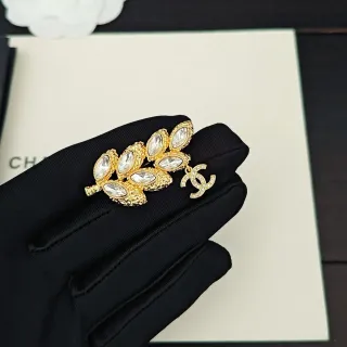 Chanel गोल्ड ट्रांसपेरेंट मेटल पत्ती मोटिफ क्रिस्टल ब्रोच क्लियर मार्क्विस-कट क्रिस्टल्स