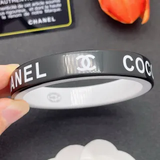 Chanel লোগো কালো এবং সাদা ব্যাঙ্গেল