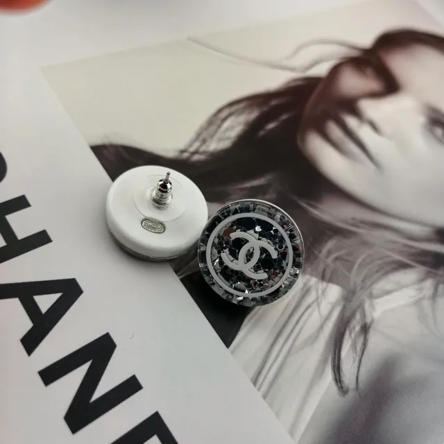 Chanel Logo Stud Brincos Preto Branco Circular Glitter Mosaic 2