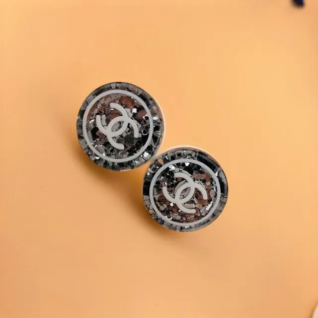 Chanel Logo Stud Brincos Preto Branco Circular Glitter Mosaic 3