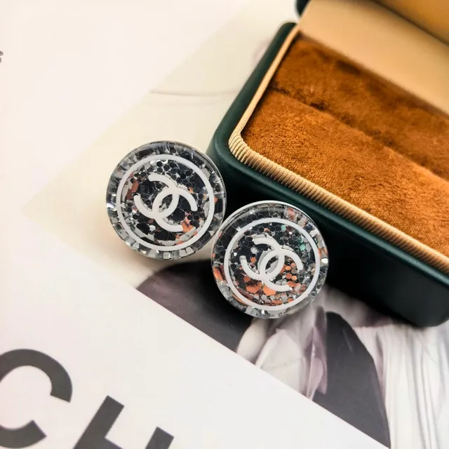 Chanel Logo Stud Brincos Preto Branco Circular Glitter Mosaic 8