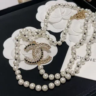 Chanel Collier de perles et cristaux CC Logo
