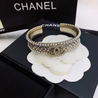 Chanel سوار لؤلؤ وكريستال كوف