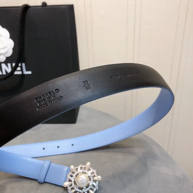 Chanel Cinturón de cuero azul claro con hebilla de perlas y cristal sunburst buckle 2
