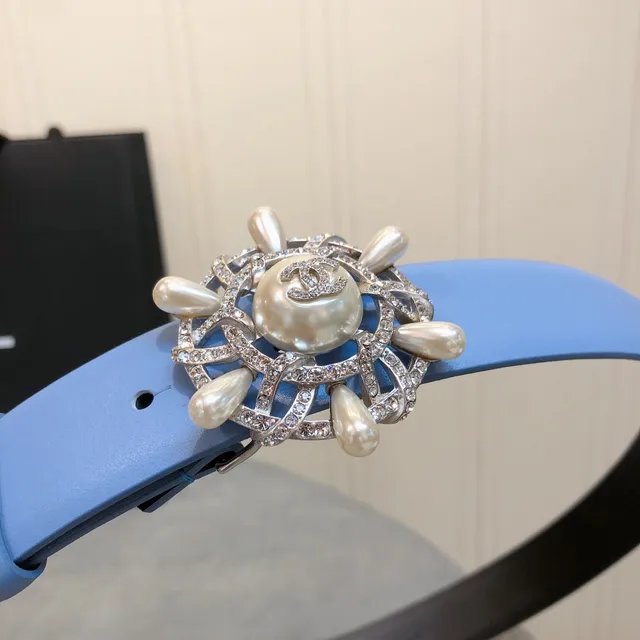 Chanel Cinturón de cuero azul claro con hebilla de perlas y cristal sunburst buckle 3