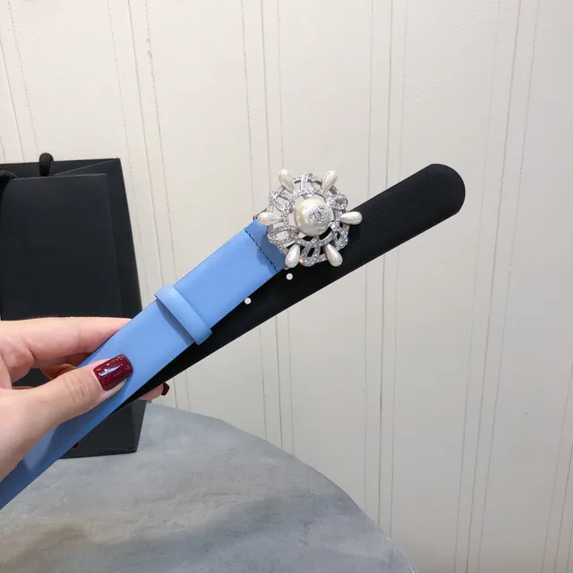 Chanel Cinturón de cuero azul claro con hebilla de perlas y cristal sunburst buckle 4