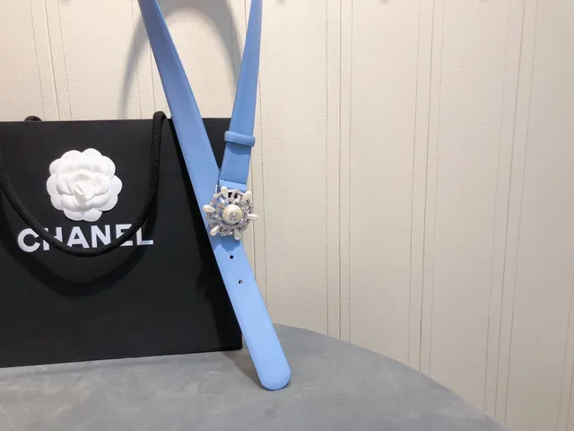 Chanel Cinturón de cuero azul claro con hebilla de perlas y cristal sunburst buckle 6