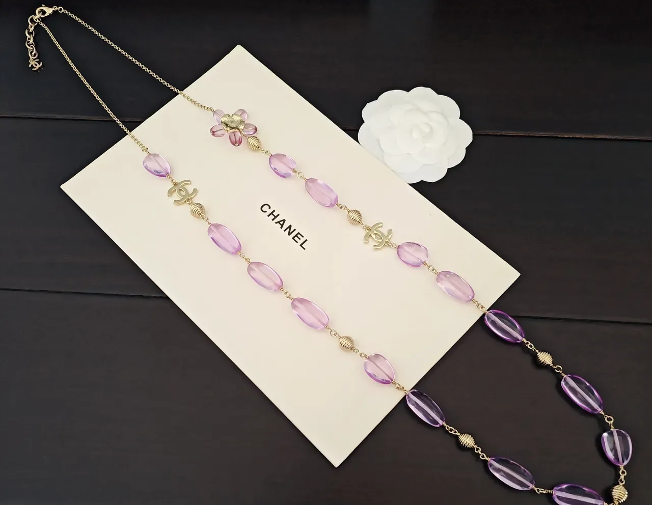 Chanel Collar morado con perlas y hardware dorado 2