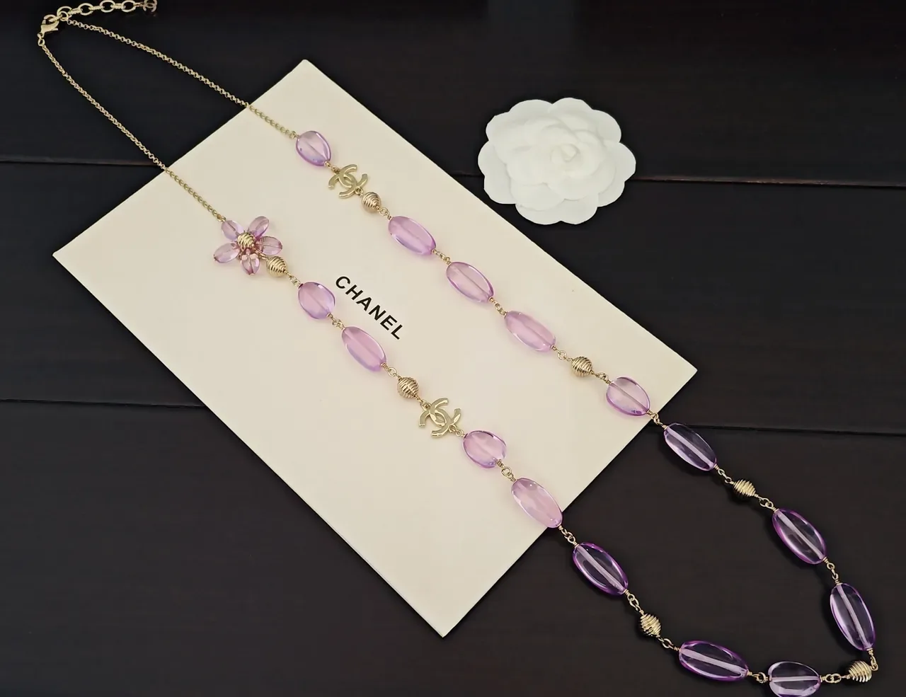 Chanel Collar morado con perlas y hardware dorado 3
