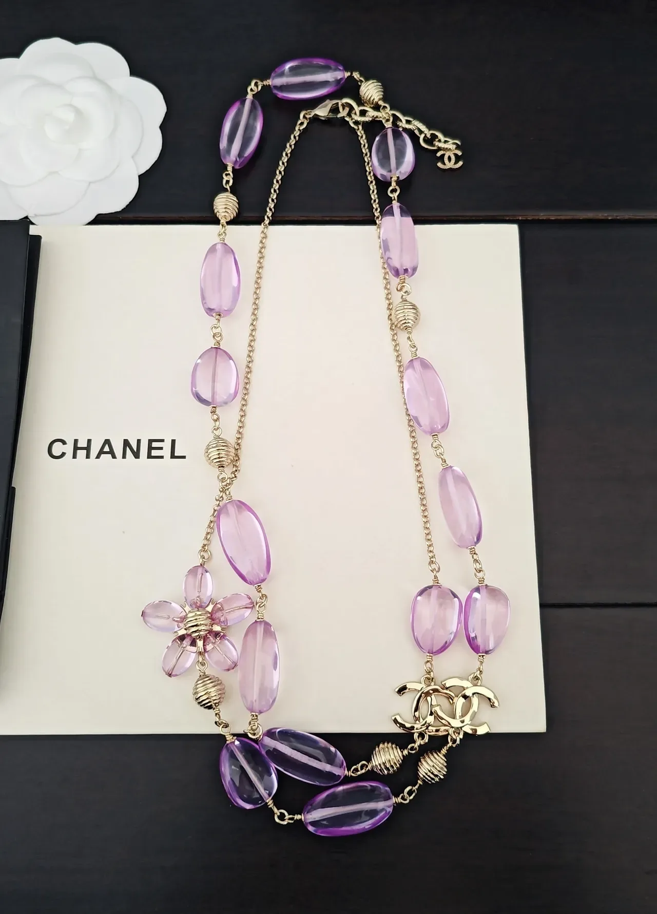 Chanel Collar morado con perlas y hardware dorado 4
