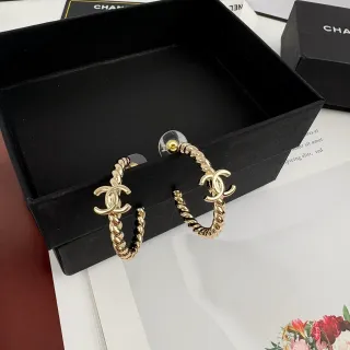 Chanel حبل حلقة متشابكة CC ذهبي أقراط