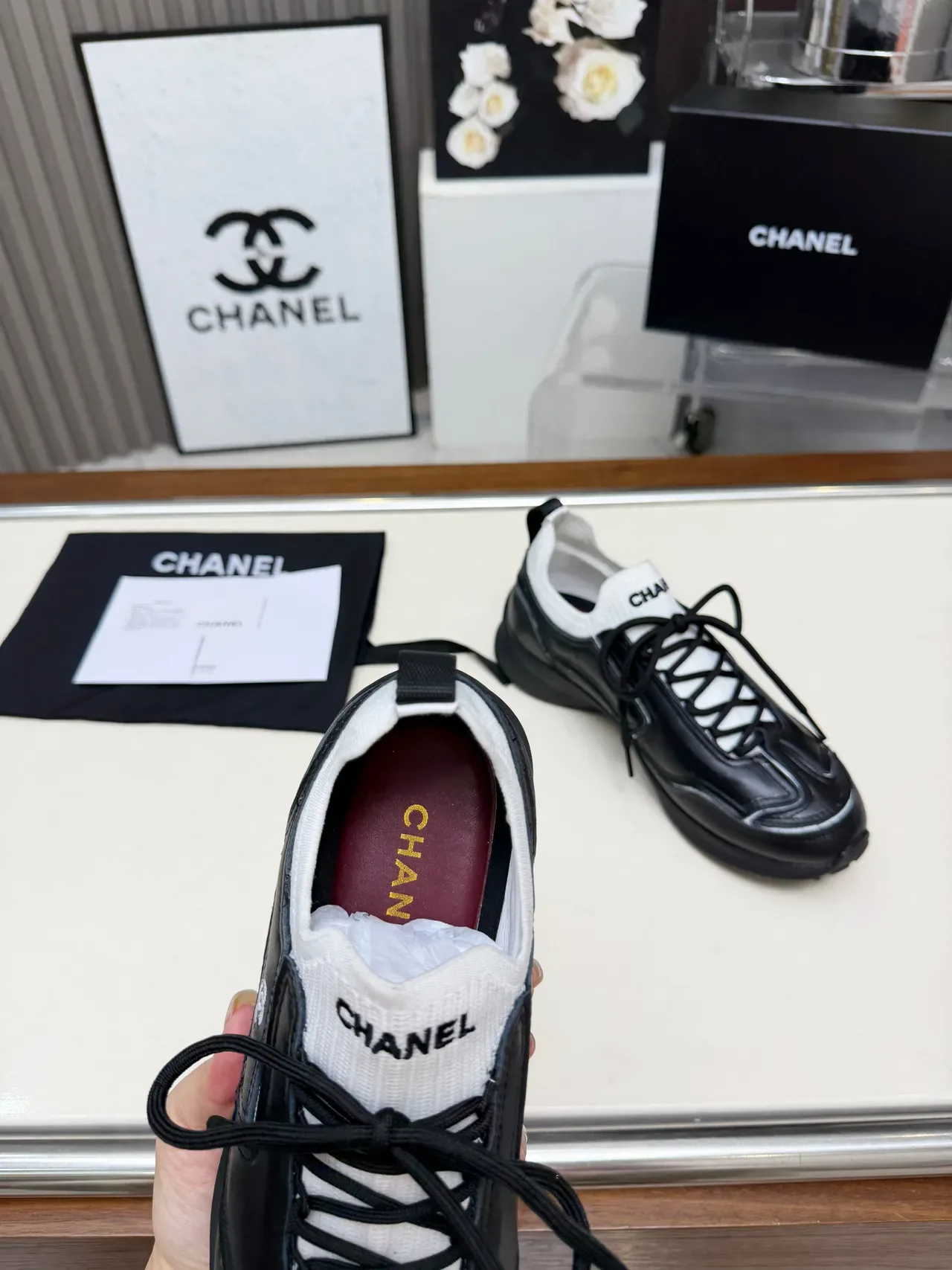 Chanel حذاء رياضي أسلوب الجري أسود وأبيض جلد نمط حياة 2