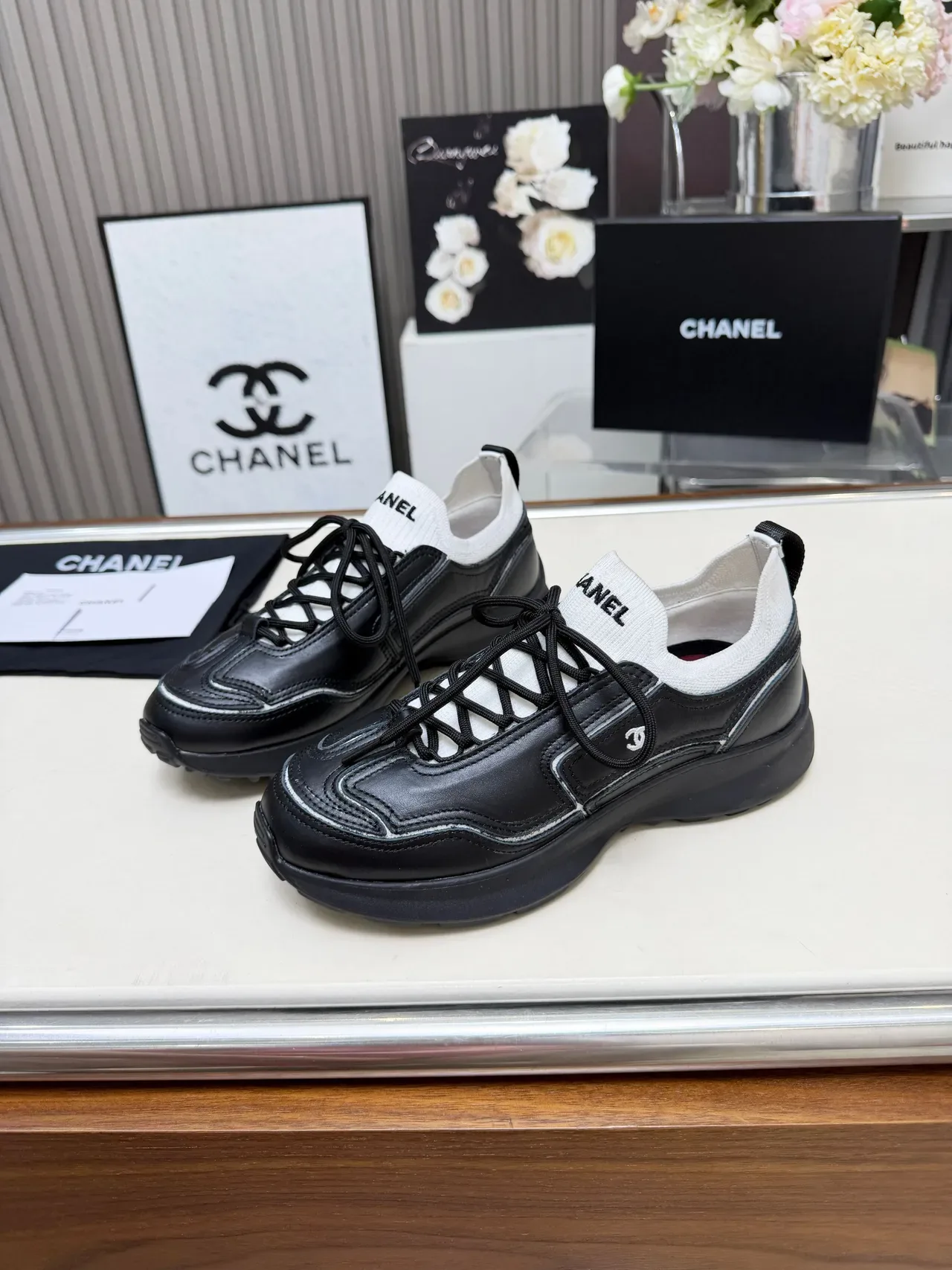 Chanel حذاء رياضي أسلوب الجري أسود وأبيض جلد نمط حياة 3