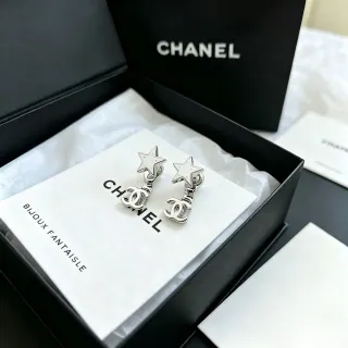 Chanel তারকা এবং CC মোটিফ Silver-Tone White Enamel ইয়াররিংস