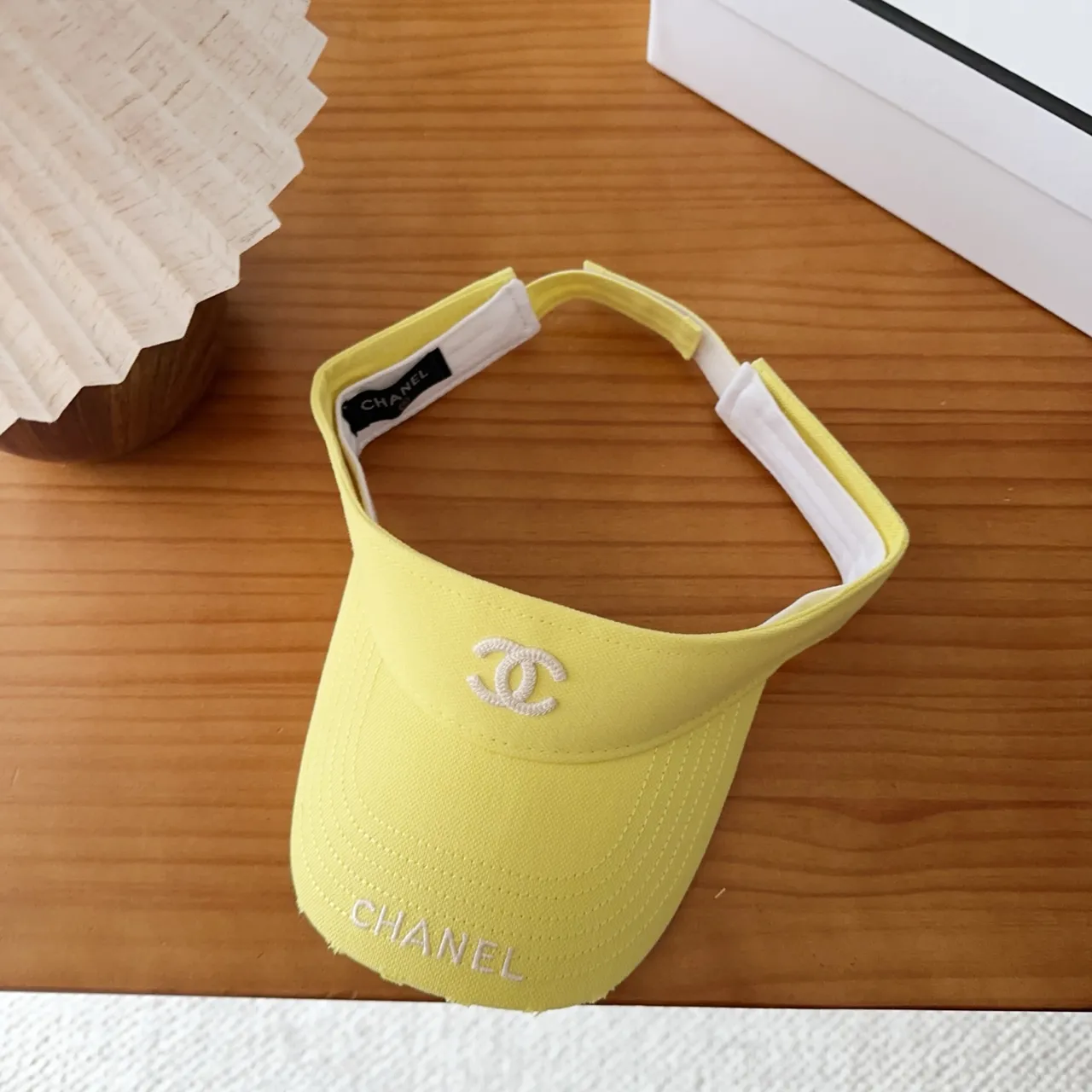 Chanel Visor 黄色白色刺绣 Logo 结构帽檐 棒球帽 3