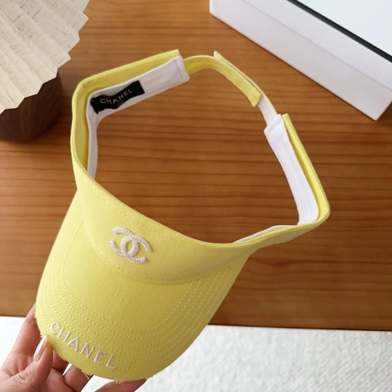 Chanel Visor 黄色白色刺绣 Logo 结构帽檐 棒球帽 5