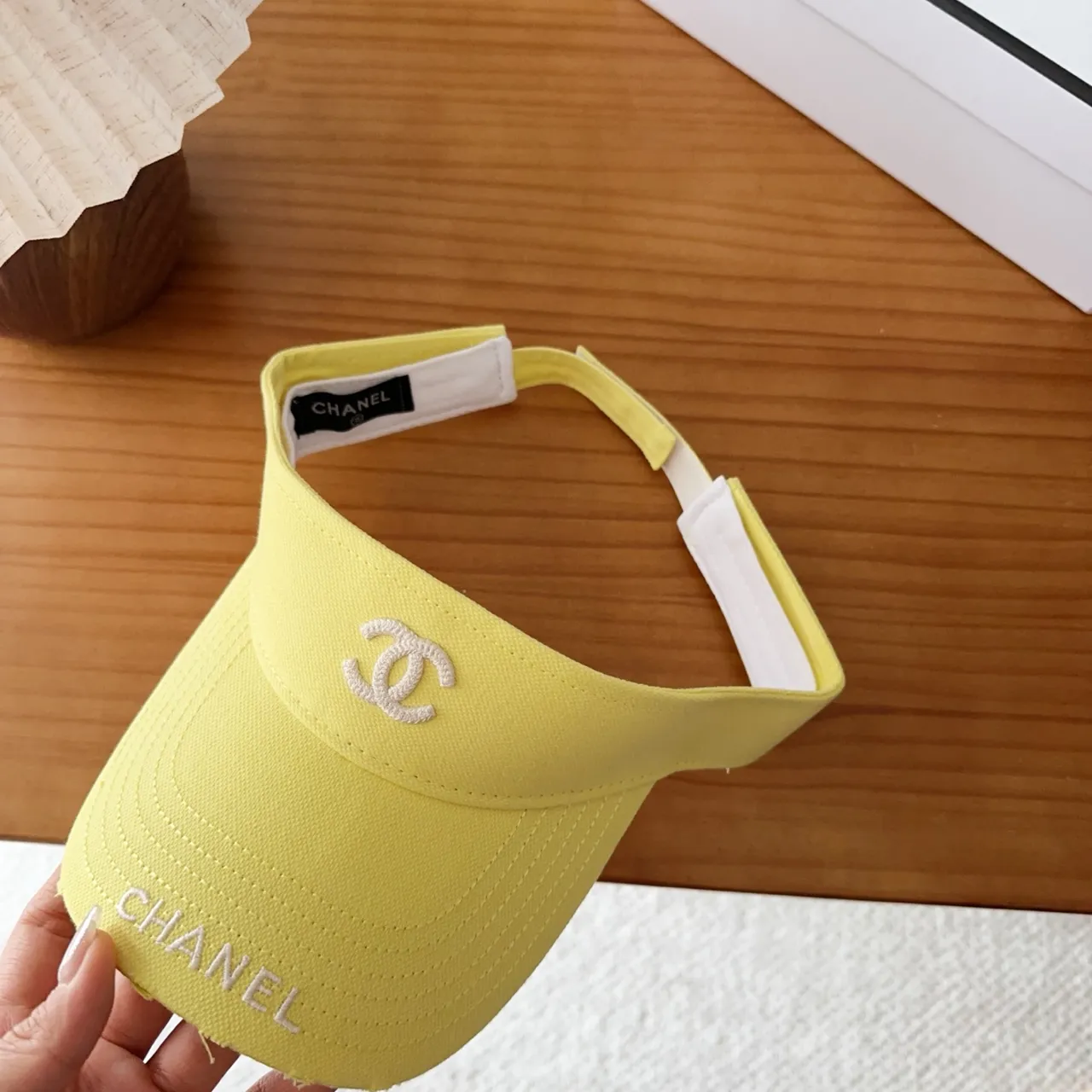 Chanel Visor 黄色白色刺绣 Logo 结构帽檐 棒球帽 6