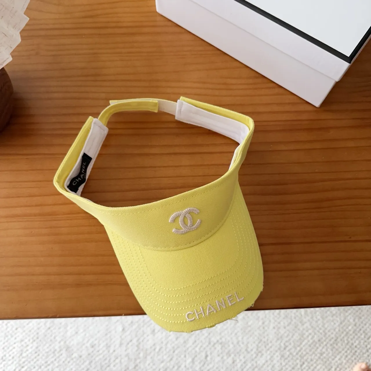 Chanel Visor 黄色白色刺绣 Logo 结构帽檐 棒球帽 7