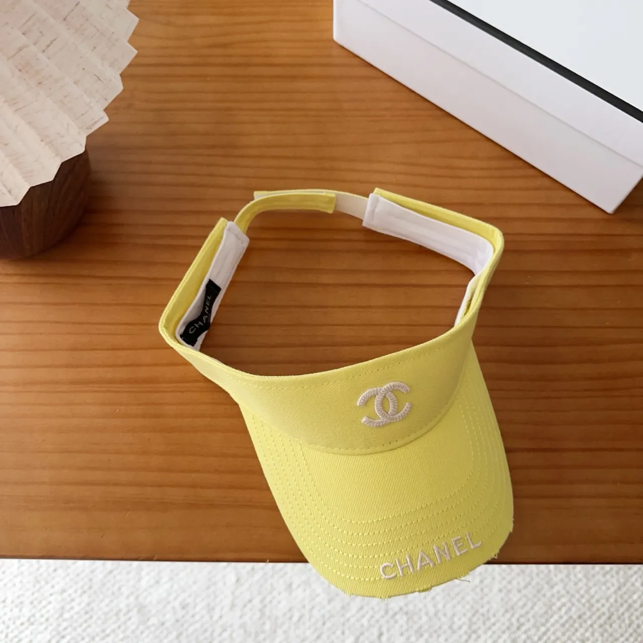 Chanel Visor 黄色白色刺绣 Logo 结构帽檐 棒球帽 8