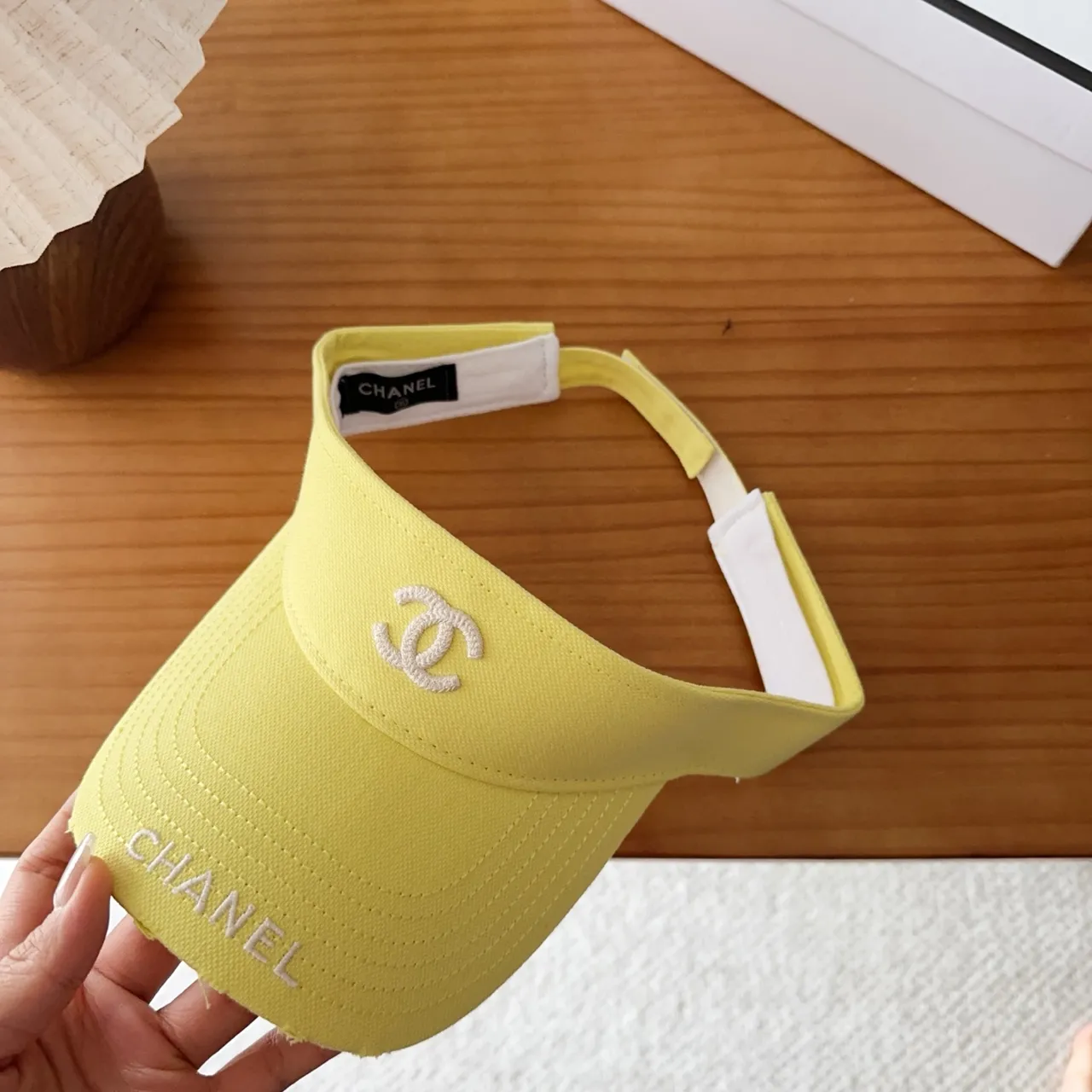 Chanel Visor 黄色白色刺绣 Logo 结构帽檐 棒球帽 9