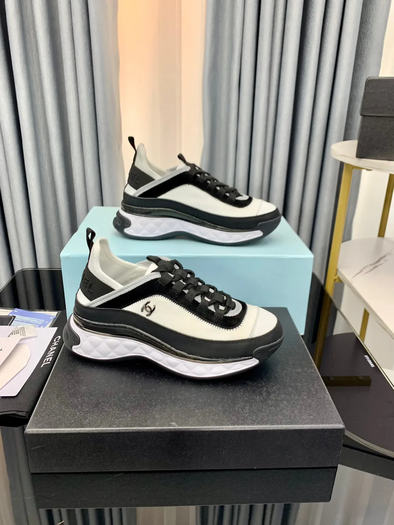 Chanel Zapatillas Lifestyle Blancas Negras Acolchadas Media Suela Panel Lateral con Cremallera 2