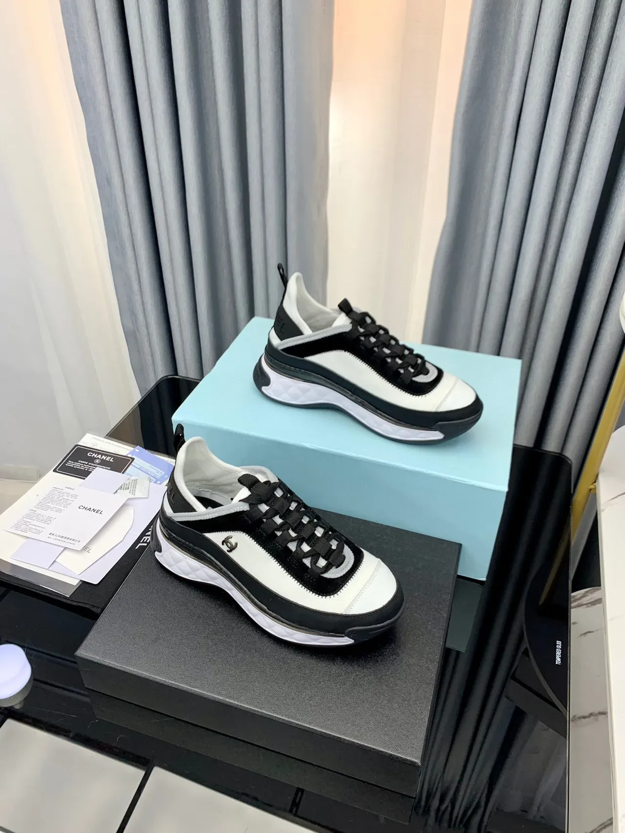 Chanel Zapatillas Lifestyle Blancas Negras Acolchadas Media Suela Panel Lateral con Cremallera 3