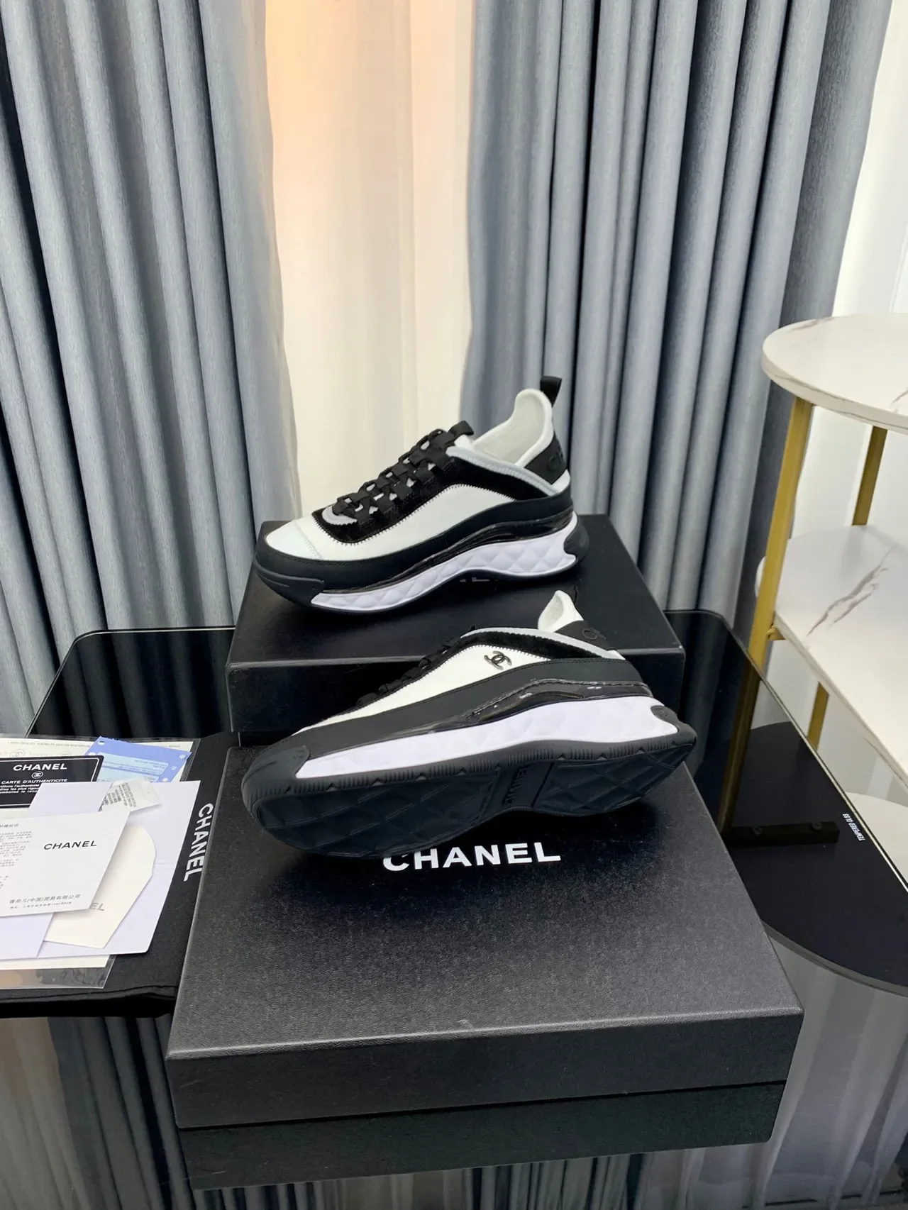 Chanel Zapatillas Lifestyle Blancas Negras Acolchadas Media Suela Panel Lateral con Cremallera 4