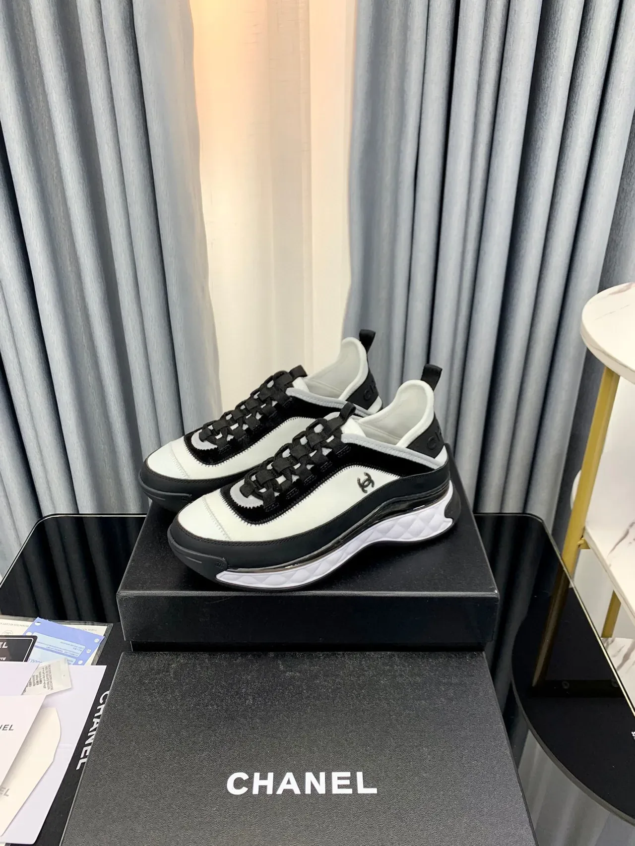 Chanel Zapatillas Lifestyle Blancas Negras Acolchadas Media Suela Panel Lateral con Cremallera 5