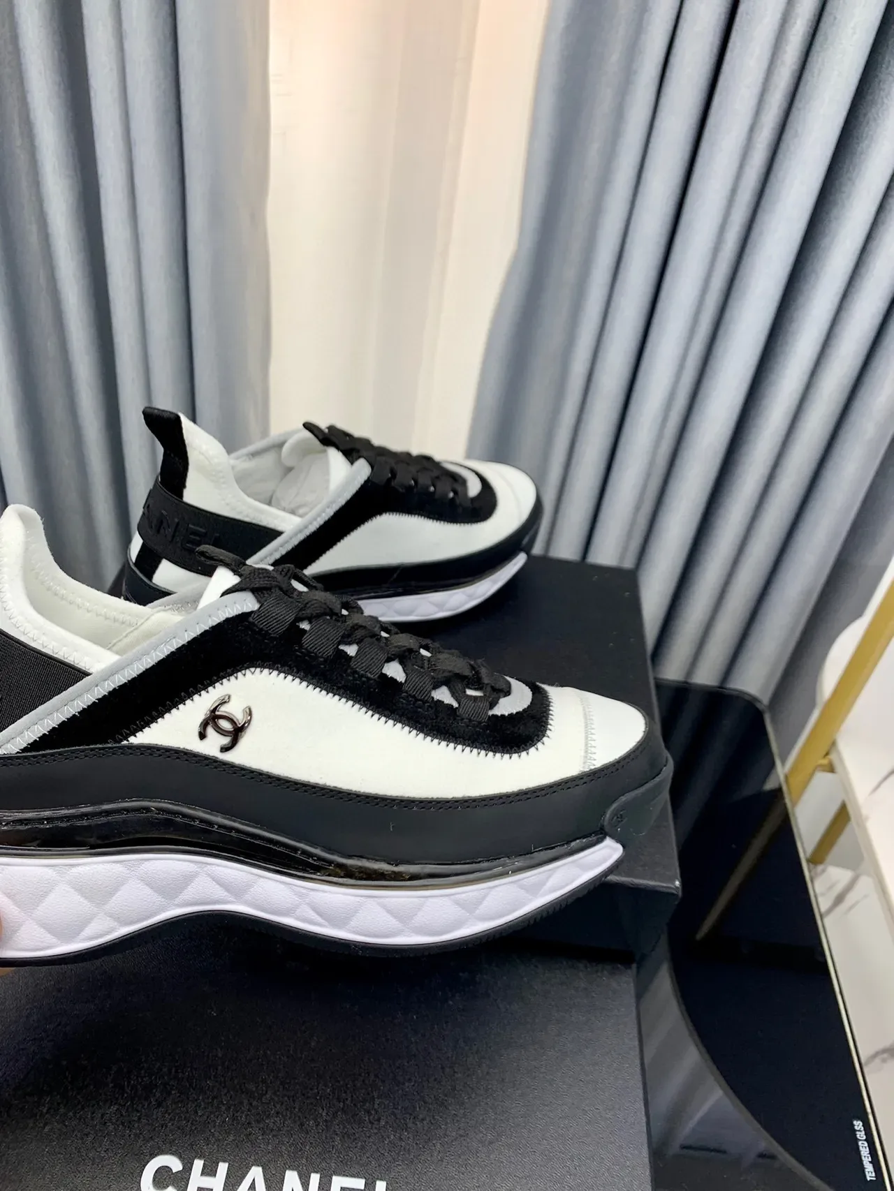 Chanel Zapatillas Lifestyle Blancas Negras Acolchadas Media Suela Panel Lateral con Cremallera 6
