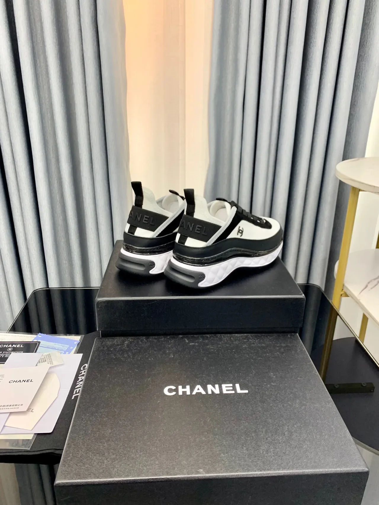 Chanel Zapatillas Lifestyle Blancas Negras Acolchadas Media Suela Panel Lateral con Cremallera 7