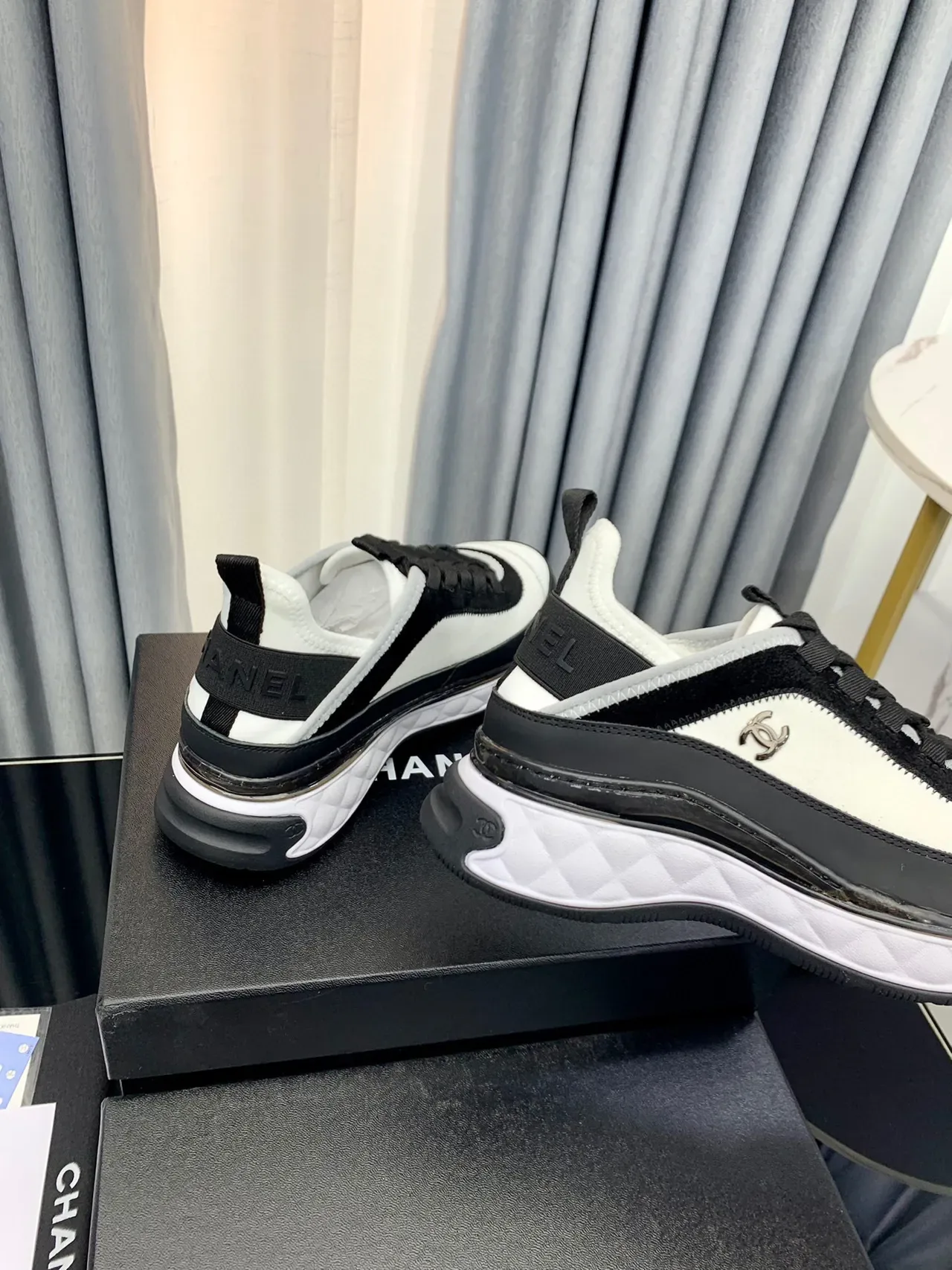 Chanel Zapatillas Lifestyle Blancas Negras Acolchadas Media Suela Panel Lateral con Cremallera 8
