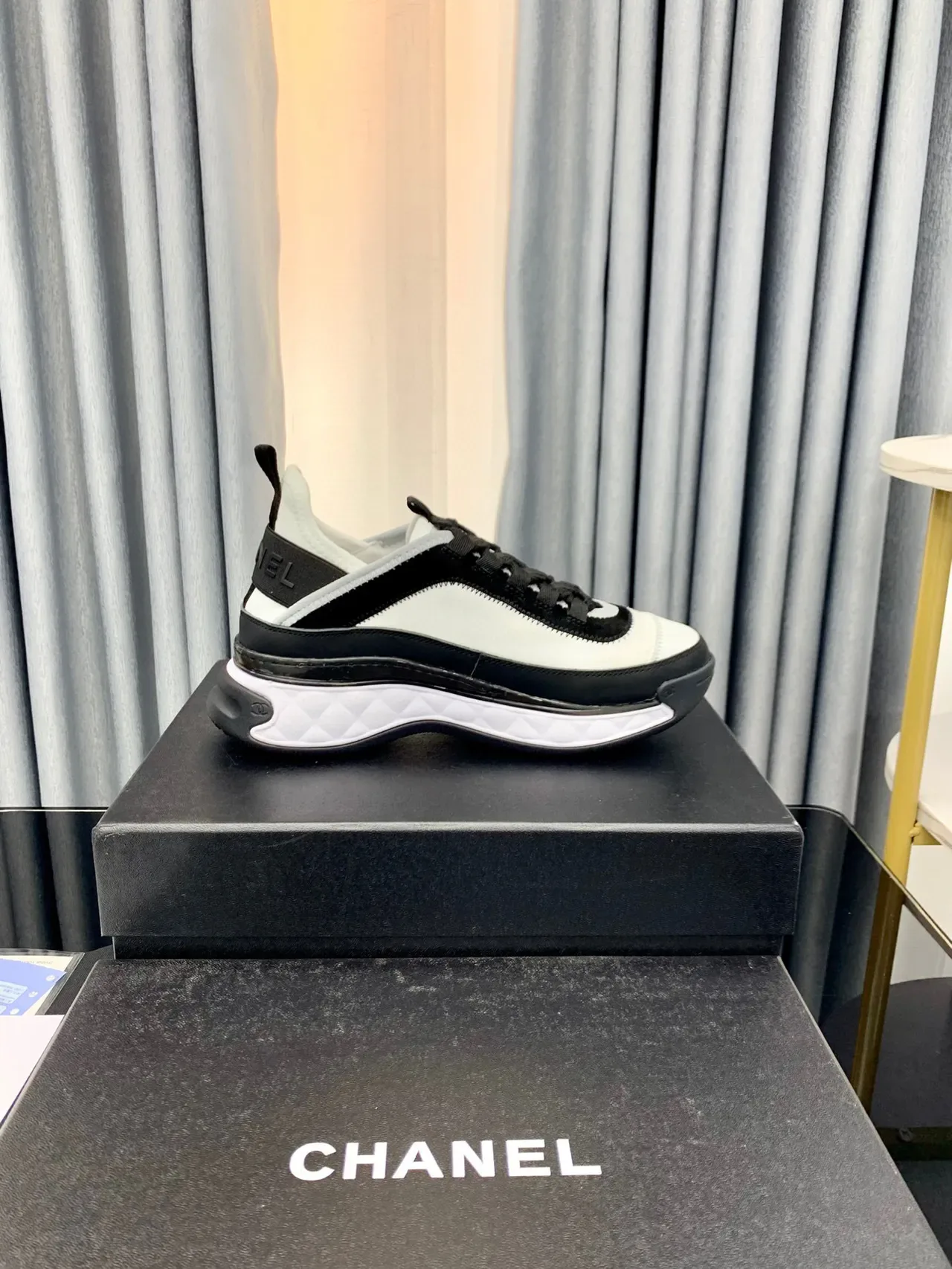 Chanel Zapatillas Lifestyle Blancas Negras Acolchadas Media Suela Panel Lateral con Cremallera 9