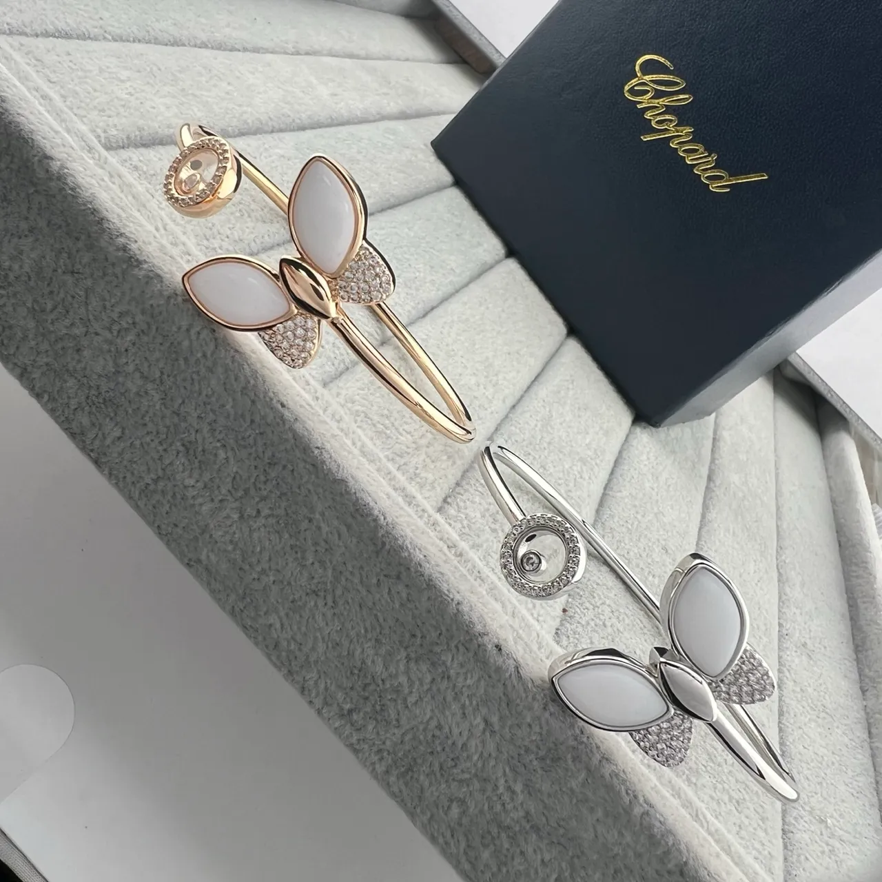 Chopard खुश बटरफ्लाई नीला सफेद मोटिफ Pavé-Set बेजेल ब्रेसलेट 5