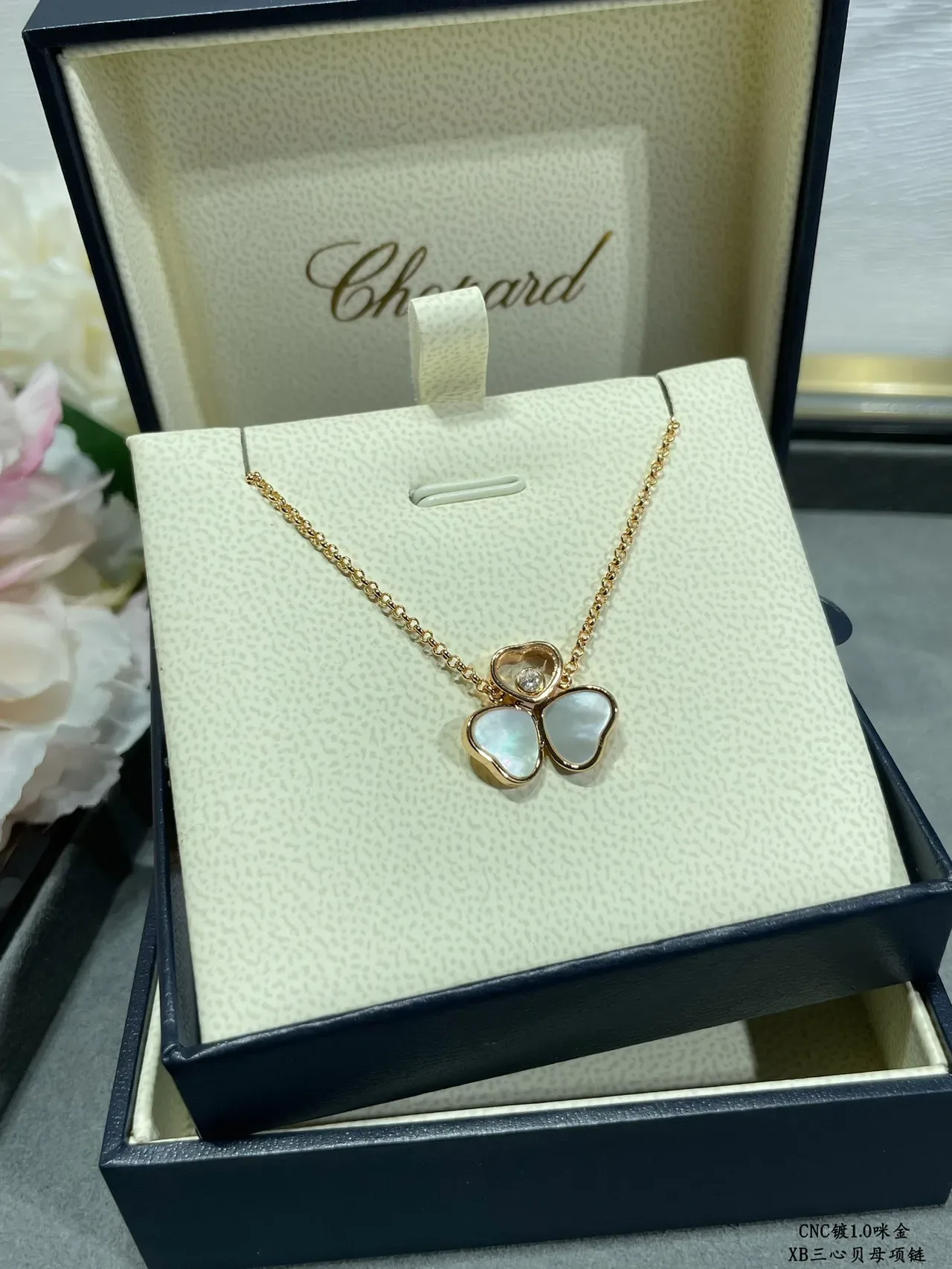 Chopard Happy Hearts Triple Heart قلادة اللؤلؤ والماس 4