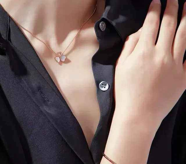 Chopard Happy Hearts Triple Heart قلادة اللؤلؤ والماس 9