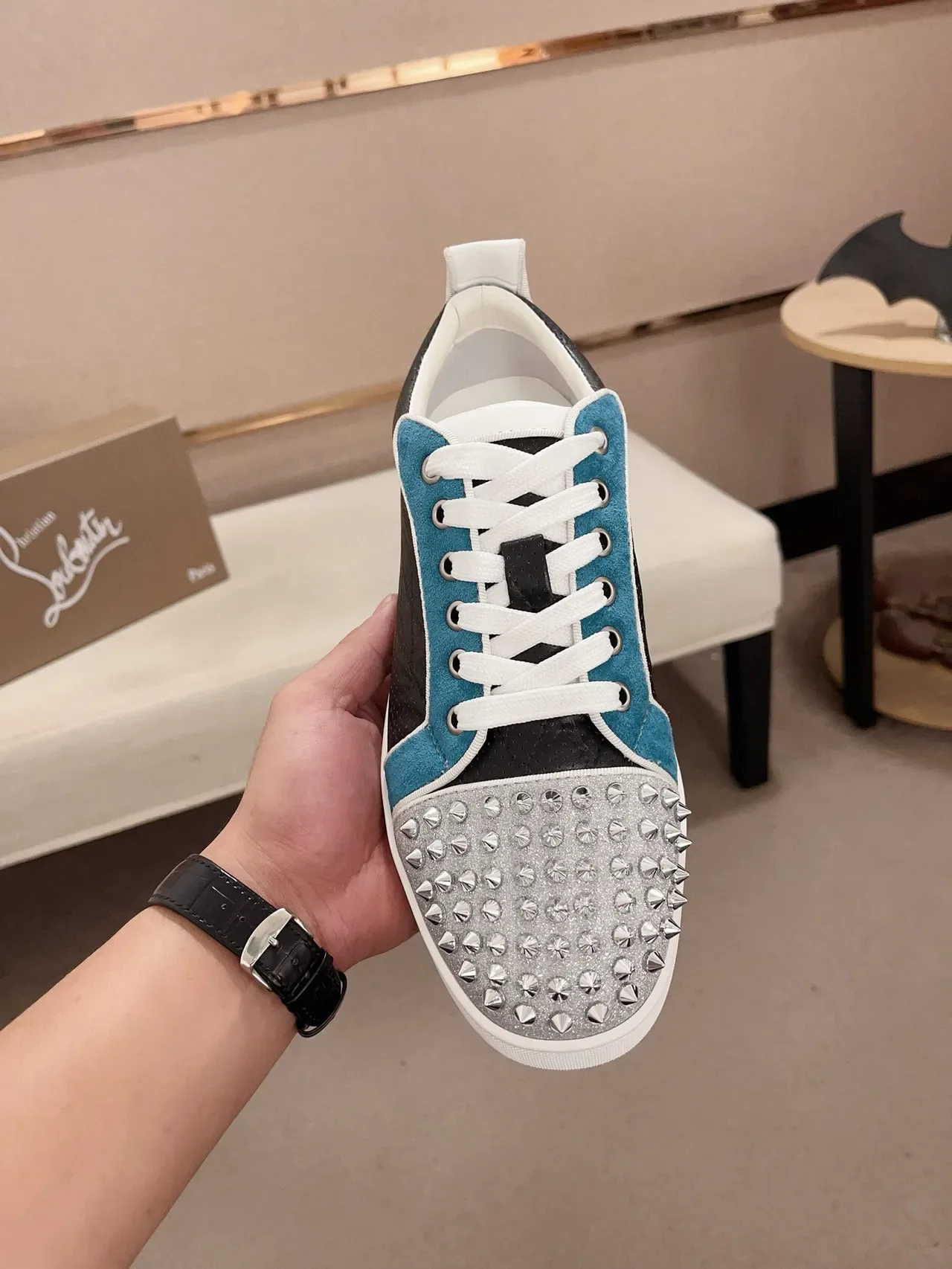 Christian Louboutin Lou Spikes أسود فيريتي فضي مدبب حذاء أسلوب حياة 2