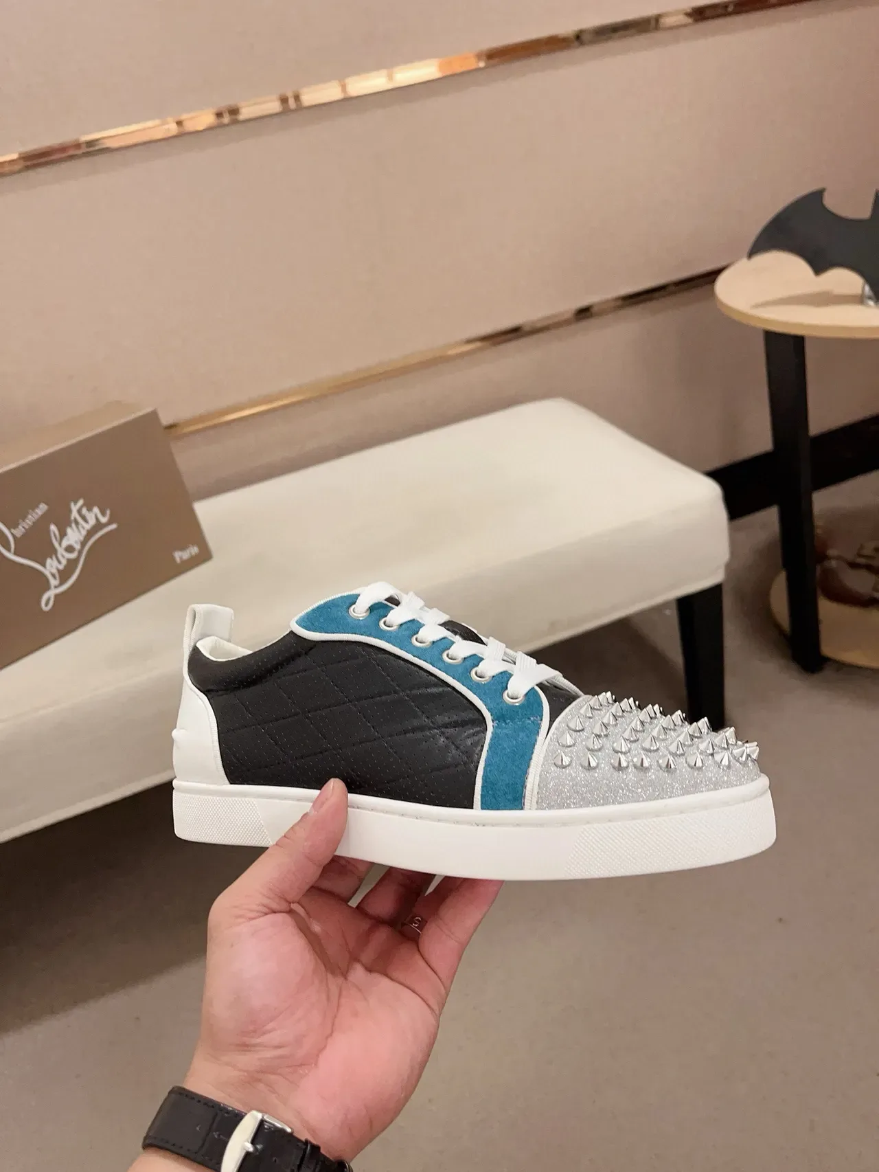 Christian Louboutin Lou Spikes أسود فيريتي فضي مدبب حذاء أسلوب حياة 3