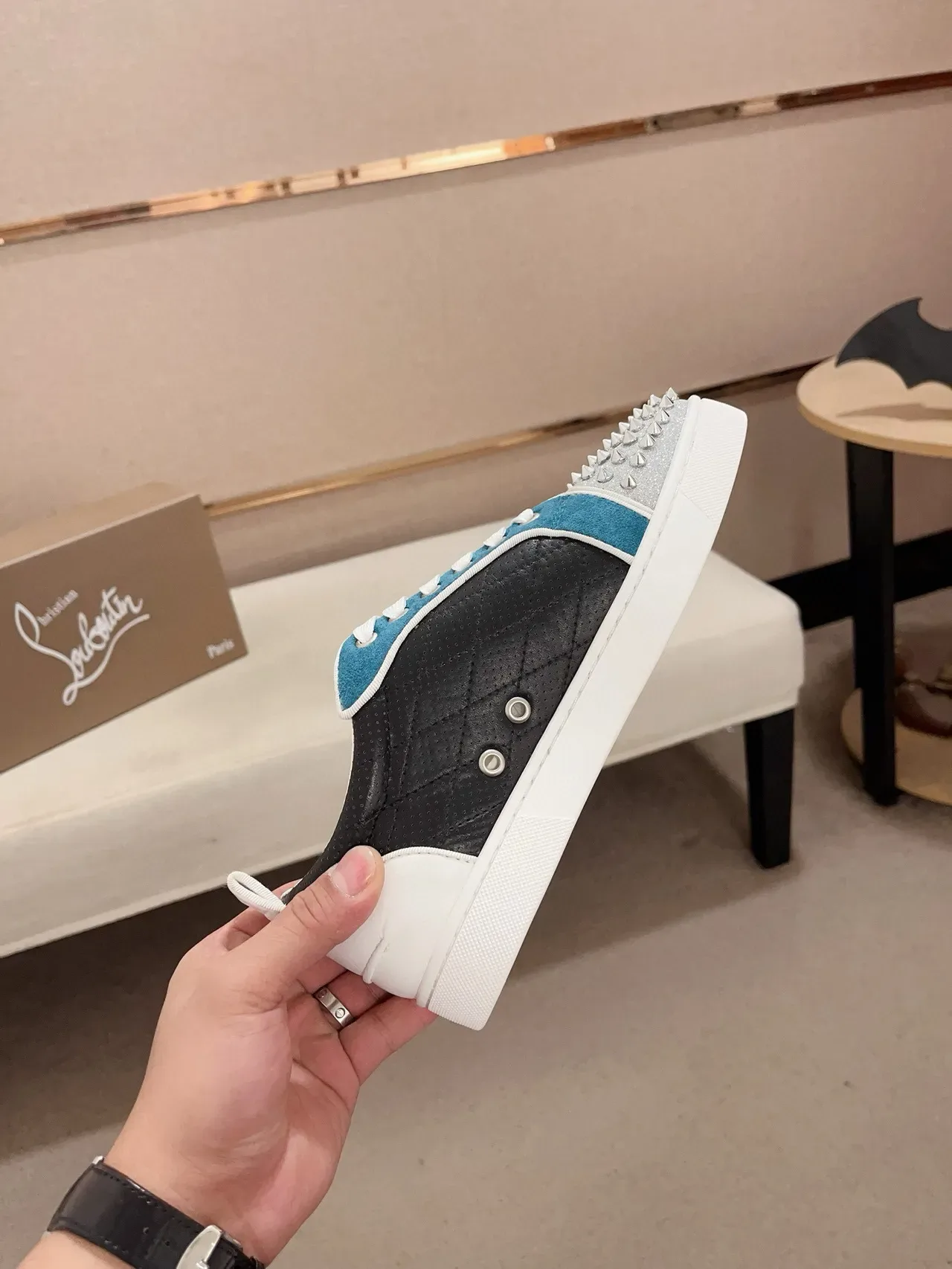 Christian Louboutin Lou Spikes أسود فيريتي فضي مدبب حذاء أسلوب حياة 4