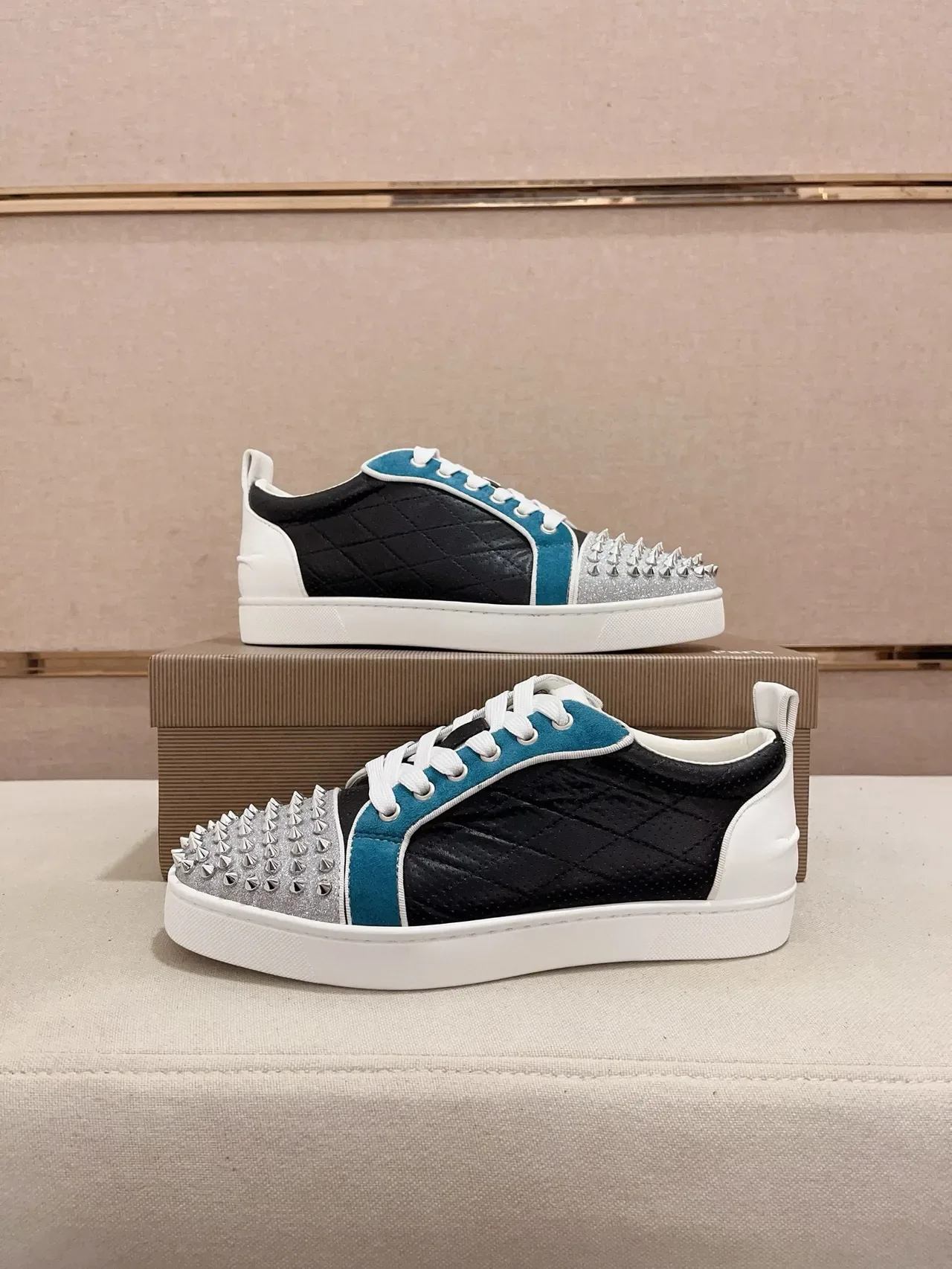 Christian Louboutin Lou Spikes أسود فيريتي فضي مدبب حذاء أسلوب حياة 6