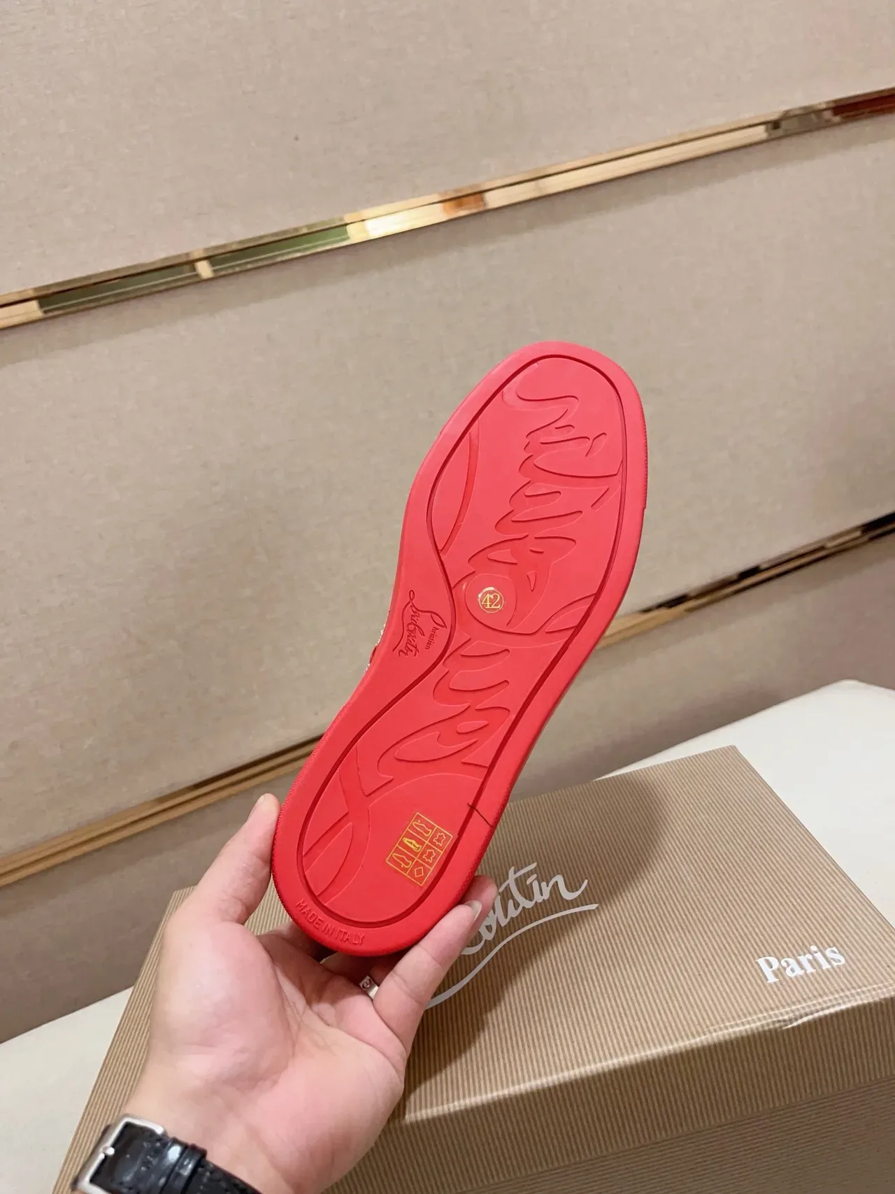 Christian Louboutin Louis Chaussures Lifestyle en Daim Rouge ornées de Cristaux 2