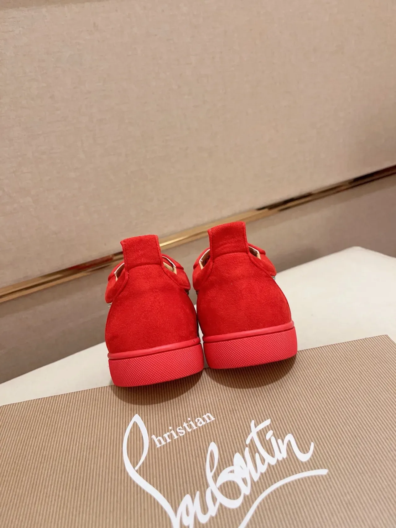 Christian Louboutin Louis Chaussures Lifestyle en Daim Rouge ornées de Cristaux 3