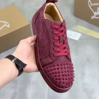 Christian Louboutin Louis Spikes Sneakers lifestyle en daim bordeaux