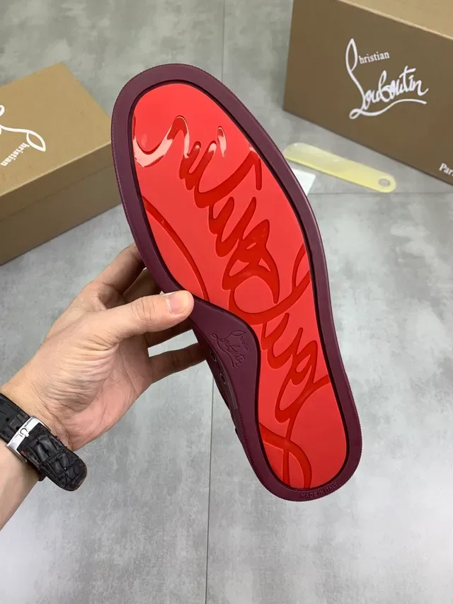 Christian Louboutin Louis Spikes Sneakers lifestyle en daim bordeaux 2